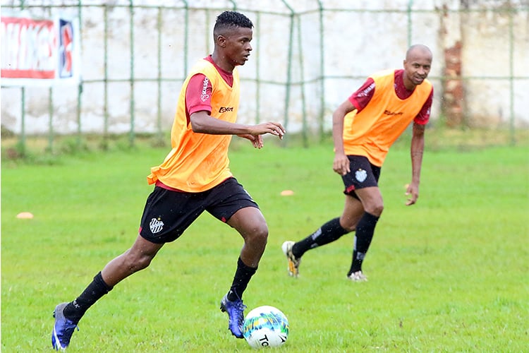 Tupynambás fecha com juiz-forano Sávio Moreira e zagueiro 1 esp baeta sávio foto leonardo costa arquivo tm
