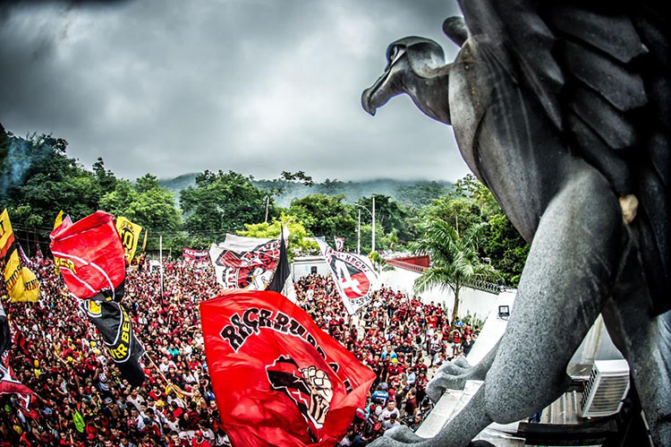 Torcida lota porta do CT para se despedir do elenco do Fla antes da viagem a Lima 1 flamengo twitter