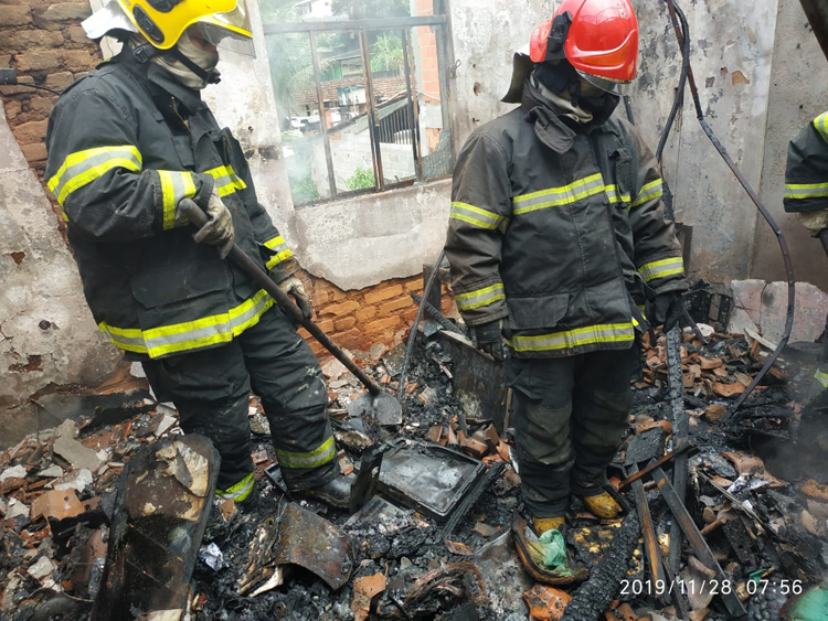 Bombeiros combatem incêndio em residência em Piau 1 incêndio piau bombieros