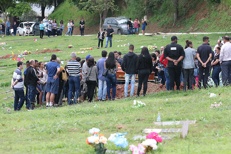 Adolescente envolvido em morte de professora é acautelado 2 sepultamento Fabiana Filipino Coelho by fernando capa