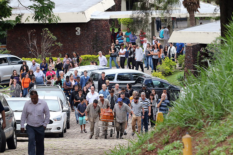 Adolescente envolvido em morte de professora é acautelado 1 sepultamento Fabiana Filipino Coelho by fernando