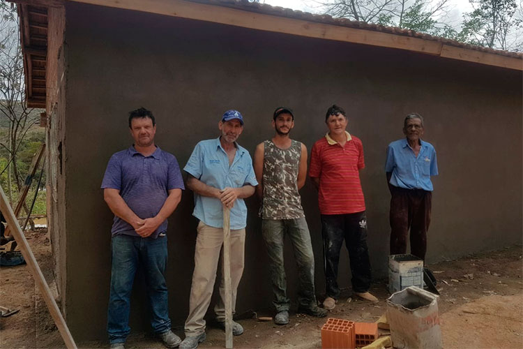 Solidariedade: fazer o bem sem olhar a quem 4 voluntários posados