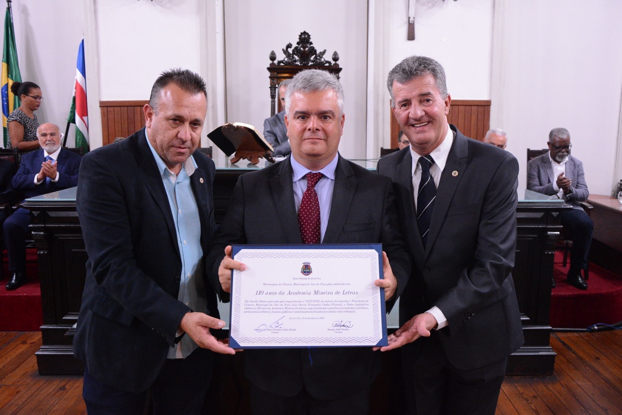 O presidente da Academia Mineira de Letras, jornalista Rogério Tavares ladeado pelo vereador Vagner de Oliveira e o presidente da Câmara, Luiz Otávio 1 O presidente da Academia Mineira de Letras, jornalista Rogério Tavares ladeado pelo vereador Vagner de Oliveira e o presidente da Câmara, Luiz Otávio (Pardal) na sessão solene dos 110 anos da AML