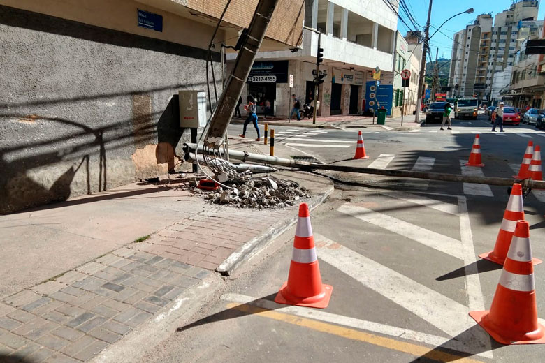 Poste e muro de prédio são danificados após batida entre ônibus 2 1 acidente ônibus