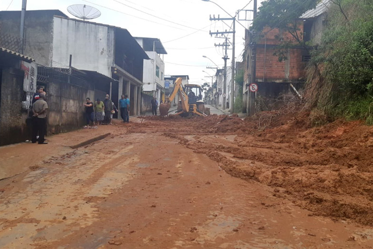 Após chuvas, Prefeitura de JF retira 132 toneladas de lama e entulho 2 132 toneladas lama e entulho Divulgação Demlurb 2