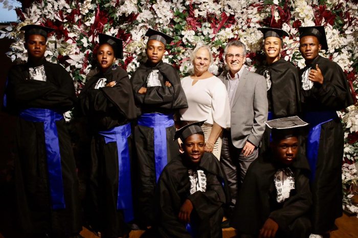 Eles Acontecem 2 Grande incentivadora do Projeto Geração do Futuro, a Unimed Juiz de Fora formou mais uma turma de jovens do Bairro Dom Bosco. O projeto da Aban (Associação dos Amigos) promove oficinas temáticas sobre comportamento, mercado de trabalho e esportes para meninos e meninas dos 12 aos 17 anos e tem o apoio da Unimed. Na foto, o diretor administrativo e financeiro, Darlam Kneipp, com a esposa Amélia e os alunos da segunda turma na cerimônia de formatura