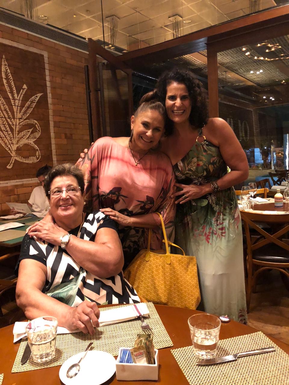 Ameli Cury e a filha Luciana ladeando Fafá de Belém no jantar  dominical do Olivo, sofisticado restaurante italiano na Barra da Tijuca