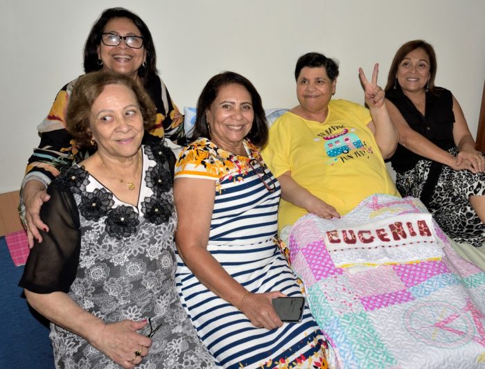  As irmãs Quaresma comemoraram os 60 anos da caçula, Eugênia. No 'clic', Ivone, Noélia, Marizalva, a aniversariante Eugênia e Mariza, além de Antenaide, Sara, Norma, Marilene e Maria Eralda.