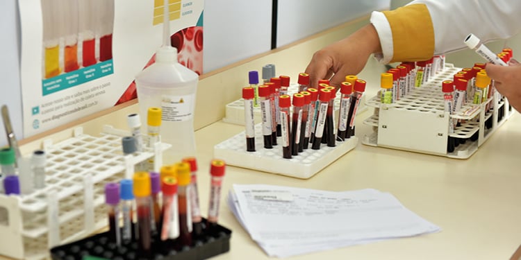 Laboratório Lawall cuida da sua saúde com segurança há 42 anos 6 Lawall LaboratoÌrio capa