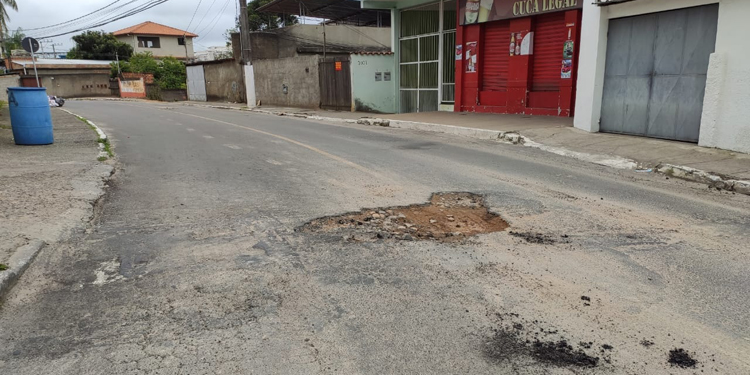 Via da Cidade Alta repleta de buracos 1 VU SãoPedro 1012