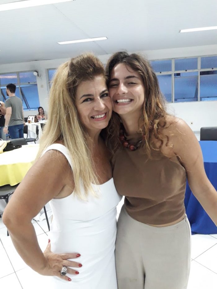 A aniversariante Leandra Guerra com a filha lara em tarde de festa, na sede da Guarda Mirim Foto: Marcílio Gomes