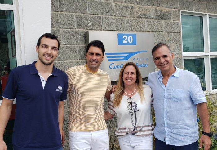 Eles Acontecem 1 Gratidão pelo apoio logístico O ex-lateral do Flamengo, Athirson esteve no Rodoviário Camilo dos Santos para agradecer o apoio recebido no Jogo Solidário que promoveu no Estádio Radialista Mário Helênio. A partida reuniu amigos do jogador e arrecadou mais de quatro toneladas de alimentos, que foram distribuídos a diversas entidades assistenciais. A transportadora Camilo dos Santos foi responsável pela logística de coleta e entrega das doações. No ‘flash’, Felipe Santos, Athirson, Luciana Bellini e Eduardo Benjamin dos Santos.