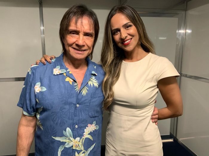 Show do 'rei' em Curitiba: Após assistir e aplaudir de pé Roberto Carlos no show especial de Natal, na Ópera de Arame, Patrícia Dahbar fez questão de cumprimentar o 'rei'.  