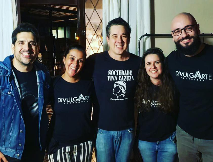 Os irmãos Wilson Sideral e Rogério Flausino ladeados por Nívea Siqueira, Carla Detoni e Ícaro Rodrigues na movimentada noite dominical no Cultural FotO: Brenda Marques