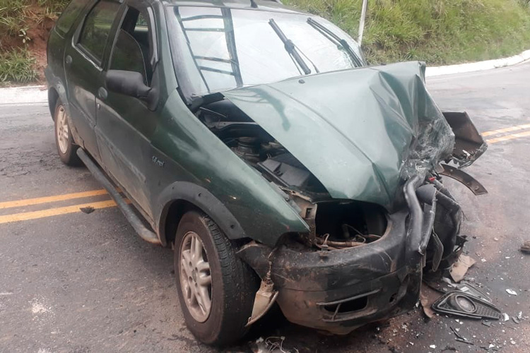 Acidente deixa três feridos na MG-353 2 acidente mg 353 pmr 2