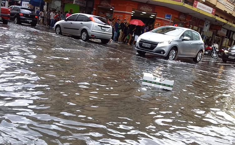 Tempestade provoca queda de parede de casa e alagamentos 3 alagamento fabiane almeida
