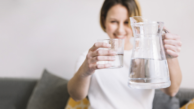 Flacidez no corpo te incomoda? Como lidar 1 Mantenha-se hidratada