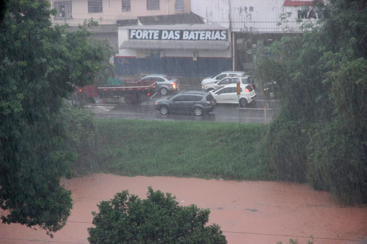 Tempestade provoca queda de parede de casa e alagamentos 4 chuva gil veloso
