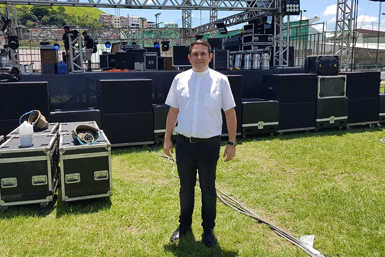 Fiéis chegam cedo para a última Missa do Impossível de 2019 2 padre pierre1 by michele meireles