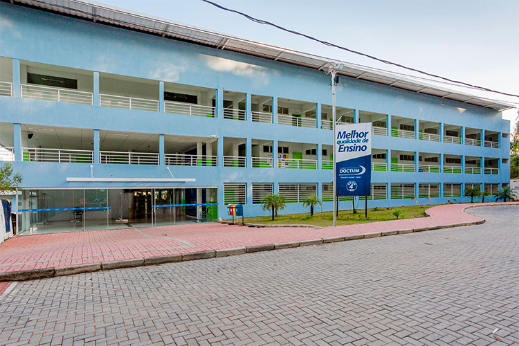 Doctum facilita o acesso ao ensino superior com diversas modalidades 2 prédio azul