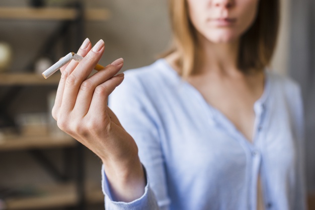 Flacidez no corpo te incomoda? Como lidar 3 O cigarro influencia na flacidez corpórea