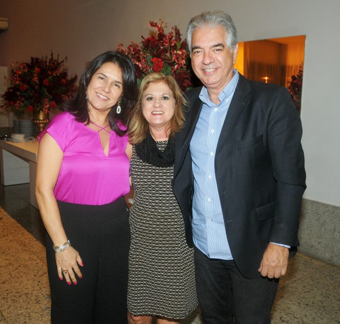 Isabela Andrade ladeada por Fernanda e Carlos Eduardo Loures em noite de festa no Marcellu’s Aero Foto: Andréa Ottoni