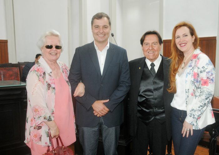 Maria Tereza Ballesteros, o vereador Marlon Siqueira, Júlio Zanini e Fabiana Ballesteros, na Câmara Foto: Andréa Ottoni