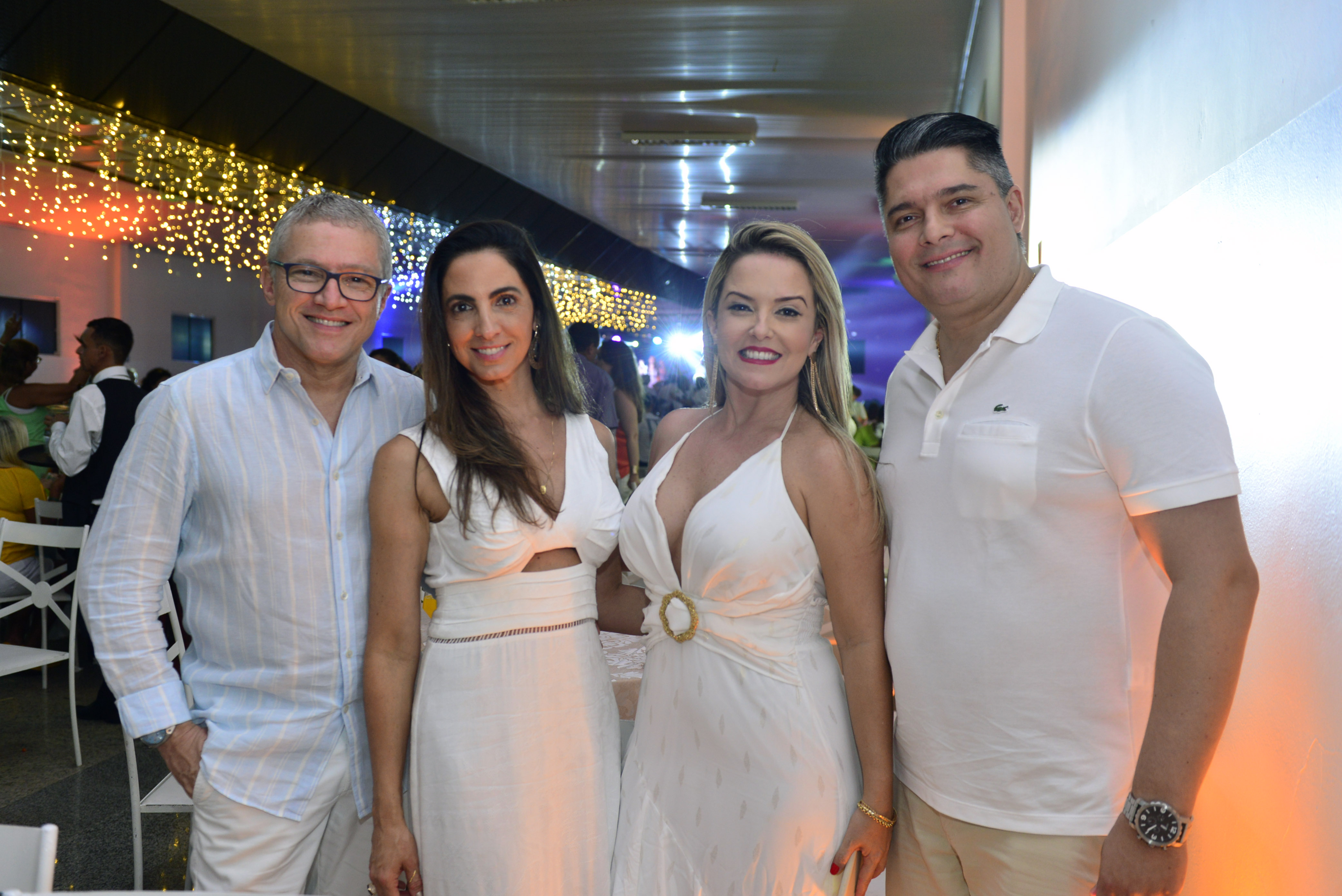 Célio e Mônica Passos Chagas (aniversariante deste sábado), Lilian Carvalho e Alexandre Moreira no réveillon do Hotel Green Hill Foto: Aelson Amaral