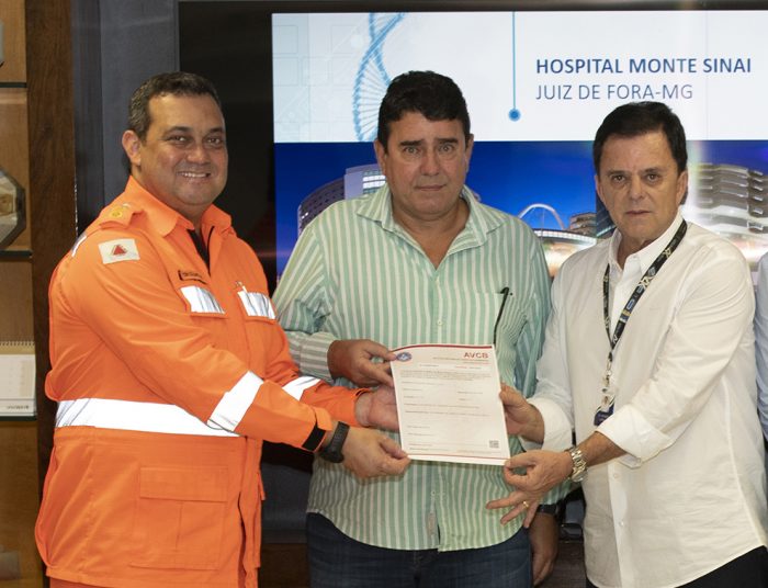 O comandante do 4° BBM, tenente-coronel, Emerson Ramalho entregou aos diretores do Monte Sinai, José Mariano de Moraes e Ricardo Campello, o AVCB - documento oficial que garante que a edificação do complexo hospitalar está totalmente regular em relação às exigências da legislação estadual