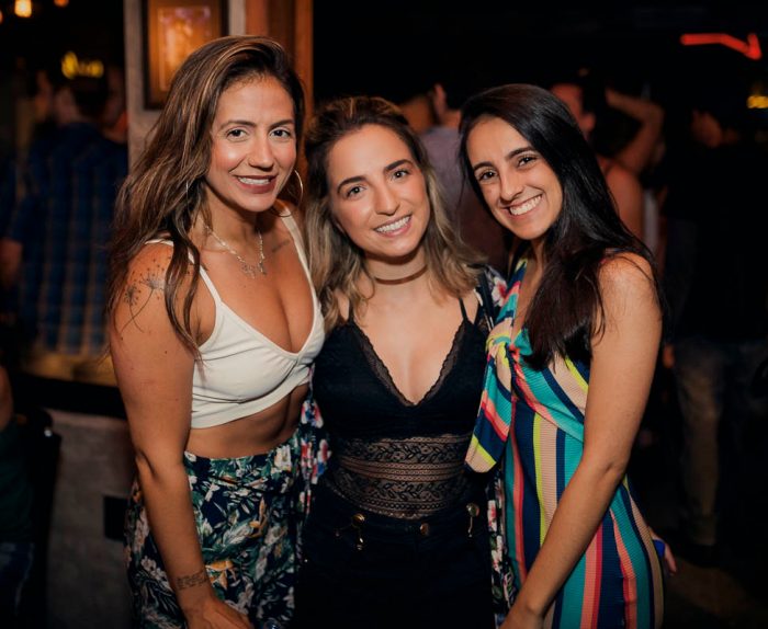 Marcella Duarte, ladeada por Isabela Mergh e Karina Oliveira, na Danke Club
