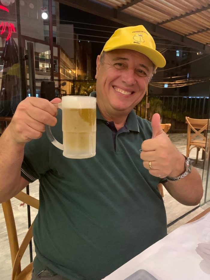 Pedro Bismark evidenciando seu bom humor na ‘happy hour’ do Poleiro do Galo/Vale do Ipê 