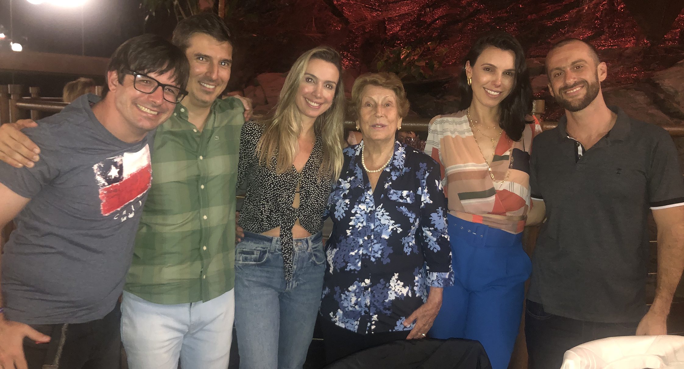 Dona Terezinha de Landa com os netos Léo, Homero, Bárbara, Débora e Diego, na comemoração de seus 92 anos, no Assunta 