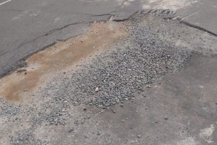 Leitor reclama de afundamento no asfalto 1 VU Altos 2801