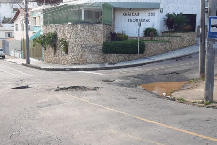 Leitora reclama de buracos em cruzamento 1 VU Bairu 0301