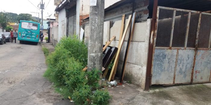 Mato alto e descarte irregular de móveis na Zona Norte 1 VU Industrial 1601