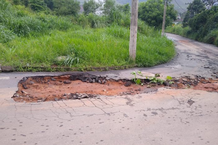 Rua esburacada provoca mudança de trajeto de ônibus 1 VU SantaMaria 0901