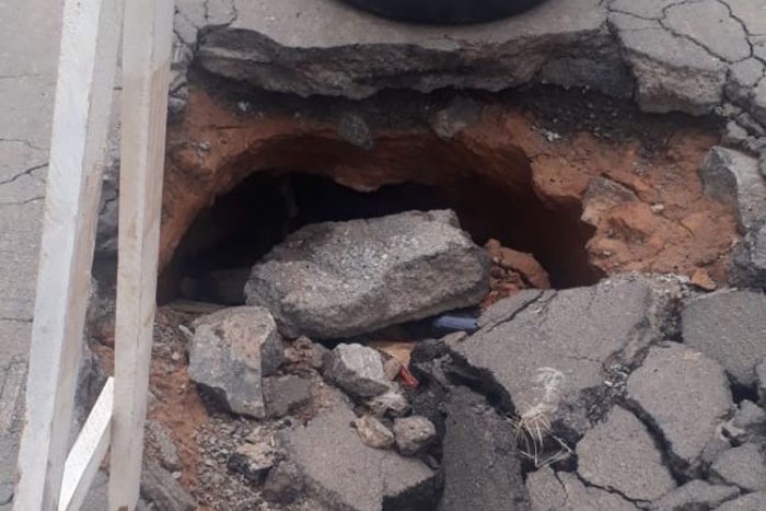Cratera em via preocupa moradores 1 VU Teixeiras 2201