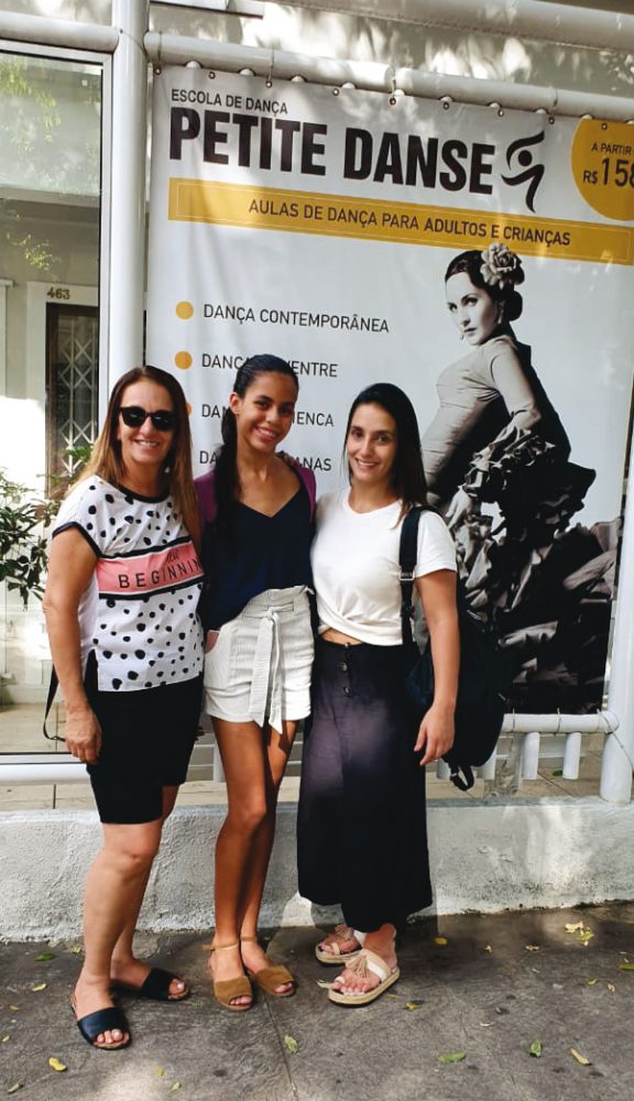 Balé no Rio: Aluna do Studio Vivian Mockdece, Rúbia Lima de Freitas (na foto ladeada por Vivian e a filha Tayane Mockdece Rihan) ganhou uma bolsa para estudar na escola Petit Danse, uma das mais importantes escolas do Brasil.  
