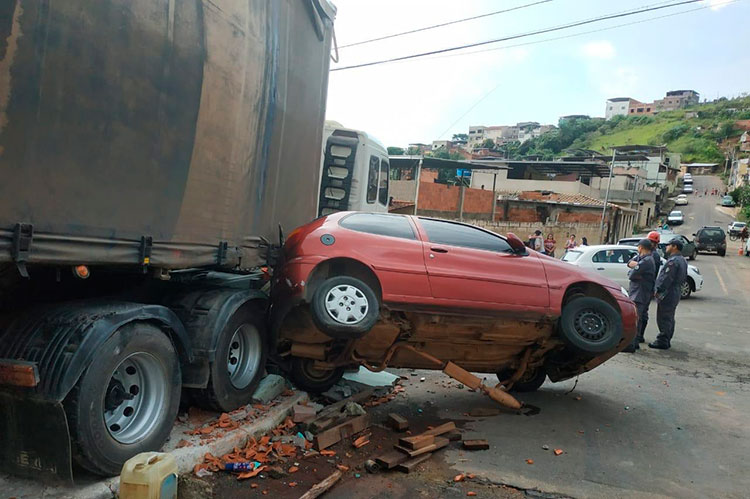acidente-bairro-amazonia-by-bombeiros-interna