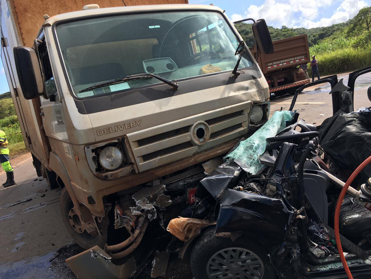 Colisão entre carro e carreta deixa uma pessoa morta na BR-040 1 acidente congonhas foto bm interna