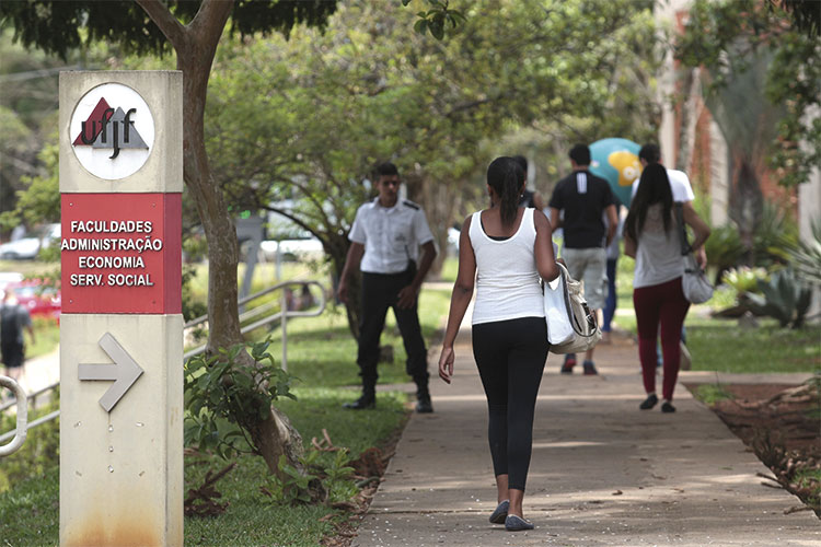 Estudante: o que você deve saber antes de locar um imóvel 2 alunos no campus