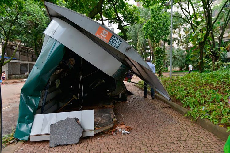 banca-de-jornal-destruída banca-de-jornal-destruída