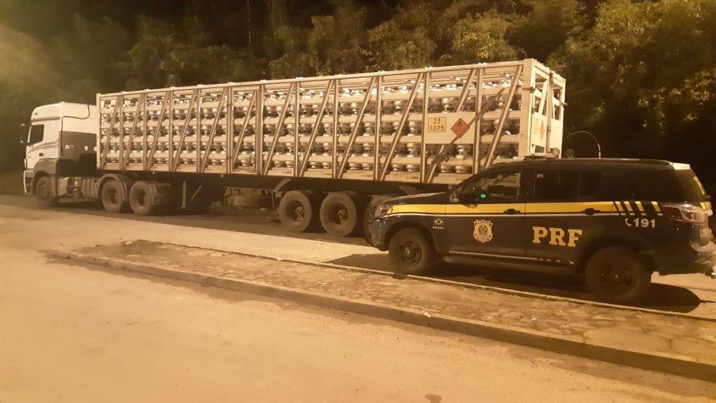 PRF apreende carreta com 996 botijões de gás 1 caminhão com gás PRF