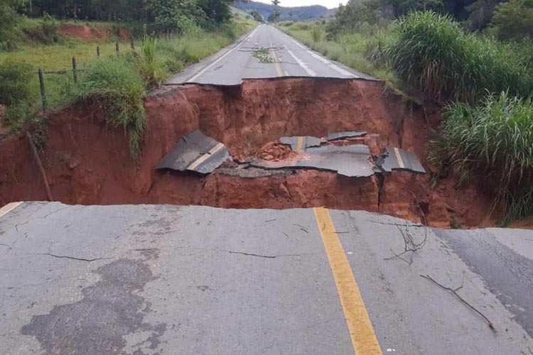 Pedestres e ciclistas já podem trafegar em trecho da BR-356 1 capa cratera na estrada sem crédeito