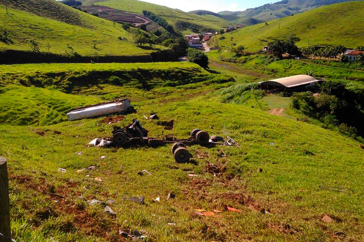 Motorista de caminhão morre em acidente na MG-447 2 capotamento miraí
