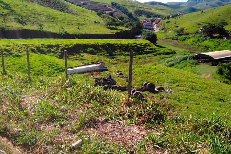 Motorista de caminhão morre em acidente na MG-447 1 capotamento miraí 2