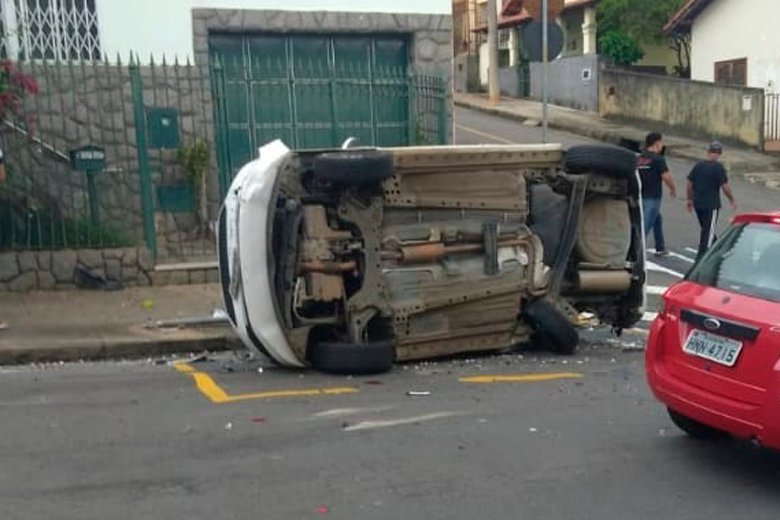 carro capota ladeira