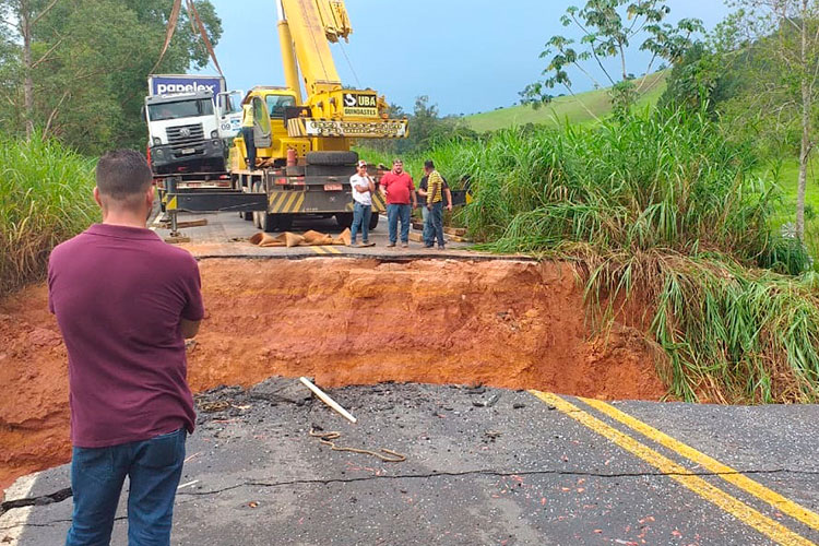 Encontrado corpo de mulher levada pela correnteza na MG-133 1 cratera mg 133 by prm divulgacao