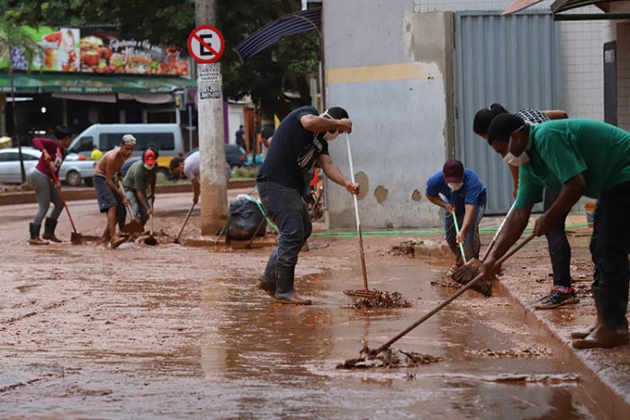 limpando a rua