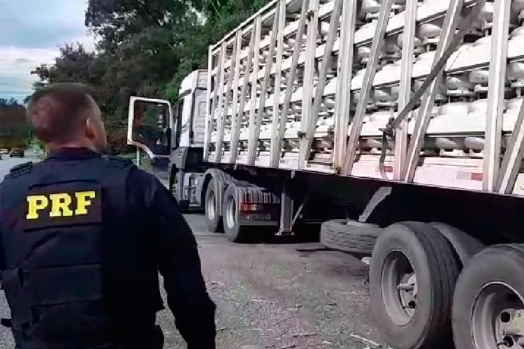 PRF apreende novamente carga de gás irregular vinda do Rio de Janeiro 1 prf gás
